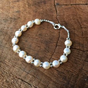 A Touch of Elegance: Baby Pearl Bracelet插图1