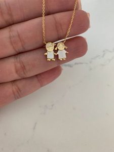 Celebrating Motherhood with Mom and Baby necklace插图