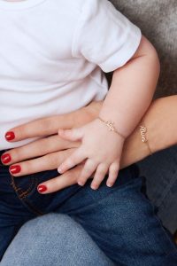 Personalized Baby Bracelet: A Tiny Treasure for a Big Milestone插图2