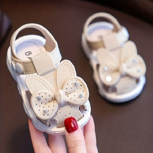 Baby's First Steps to Shoes: Understand When & How to Introduce Footwear.