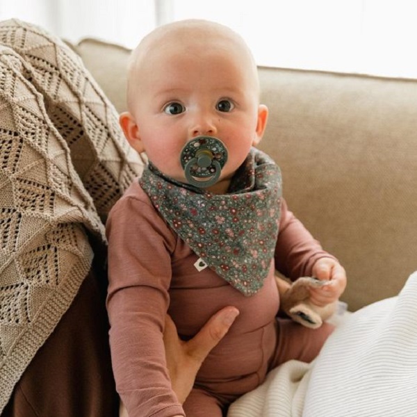 Learn when toddlers outgrow bibs 