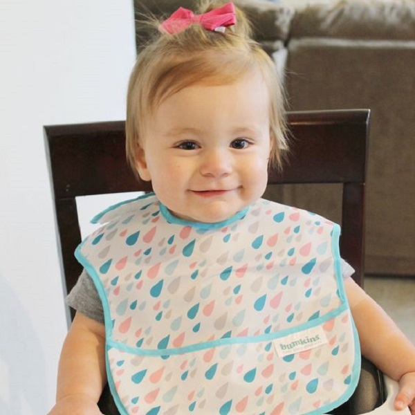 Learn when toddlers outgrow bibs 