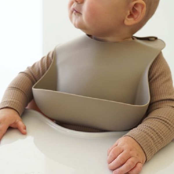 Discover the benefits of silicone bibs 