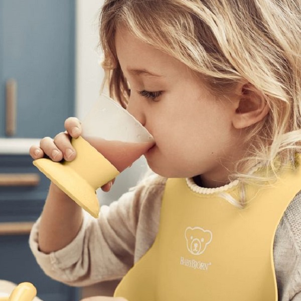 why a child should wear a bib