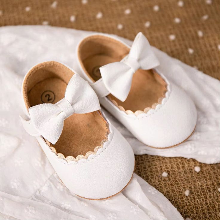 Discover if your baby needs pre-walking shoes