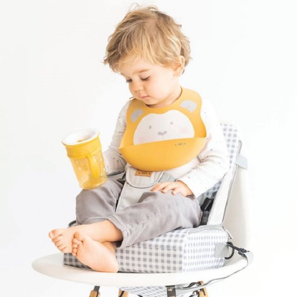 Learn the easy steps to properly wear a baby bib