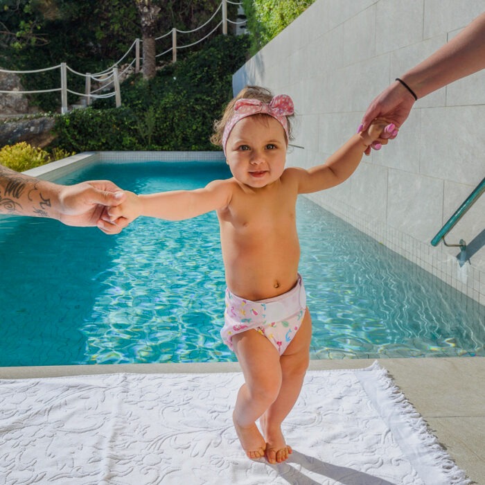 how do swim diapers work